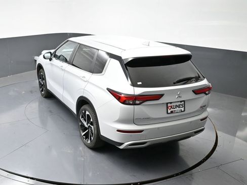 Used 2024 Mitsubishi Outlander SE image 48