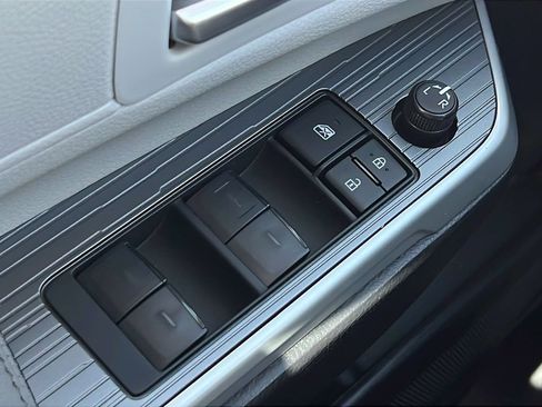 Used 2025 Toyota Sienna XLE FWD image 19