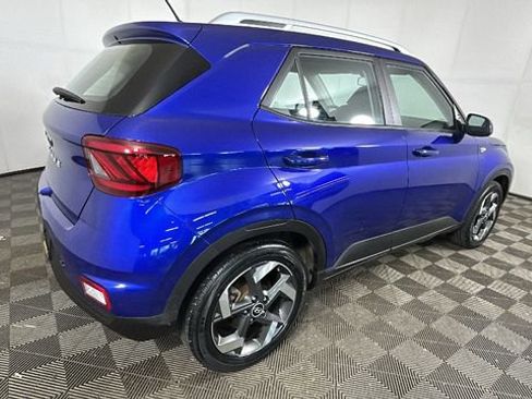Used 2023 Hyundai Venue Limited FWD image 3