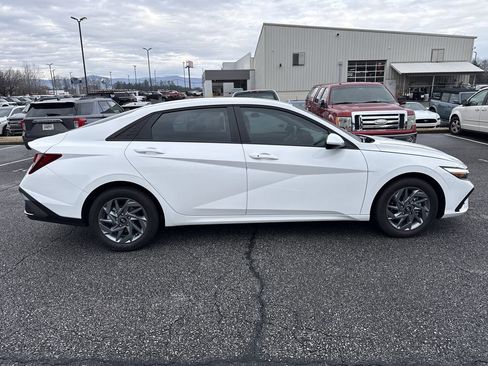 Used 2024 Hyundai Elantra SEL image 8