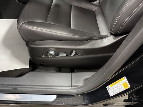 Used 2025 Cadillac XT4 Premium Luxury image 13