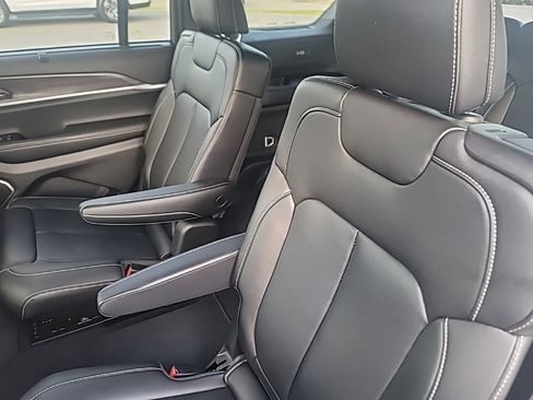 Used 2025 Jeep Grand Cherokee L Limited w/ Luxury Tech Group II RWD image 19