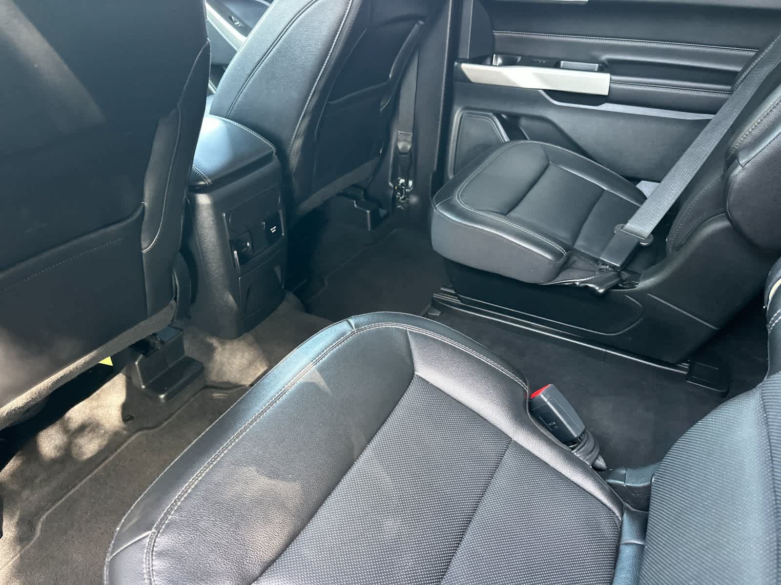 Used 2022 Ford Explorer Limited w/ Equipment Group 301A AWD/4WD image 5