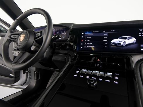 Certified 2025 Porsche Panamera 4 image 30