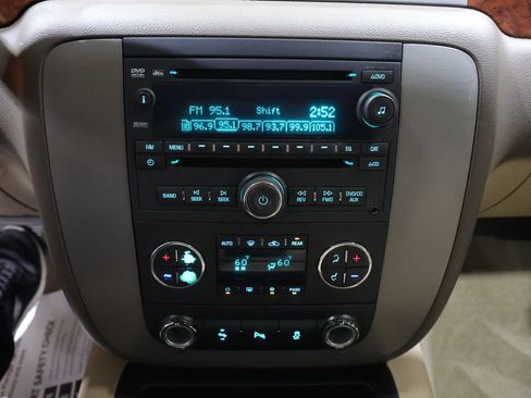 Used 2013 GMC Yukon SLT w/ SLT-2 Equipment Package AWD/4WD image 29