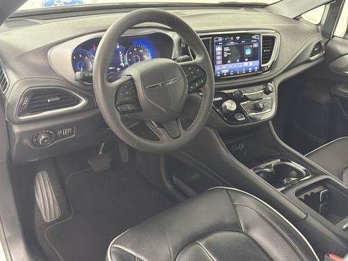Used 2025 Chrysler Pacifica Limited FWD image 2