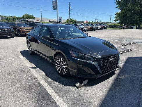 Used 2025 Nissan Altima 2.5 SV FWD image 2