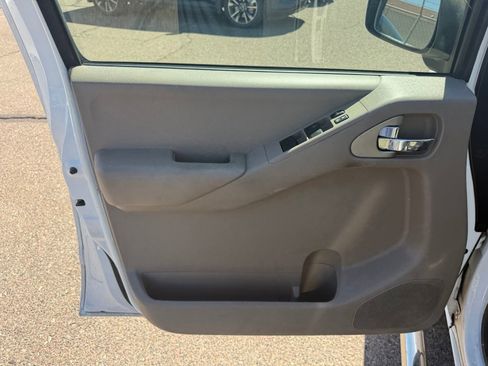 Used 2009 Nissan Frontier SE w/ SE Value Truck Pkg RWD image 16