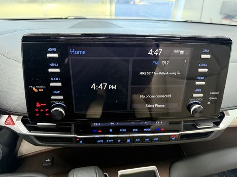 Used 2021 Toyota Sienna XLE image 18