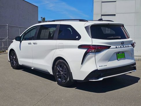 Used 2025 Toyota Sienna XSE AWD/4WD image 5