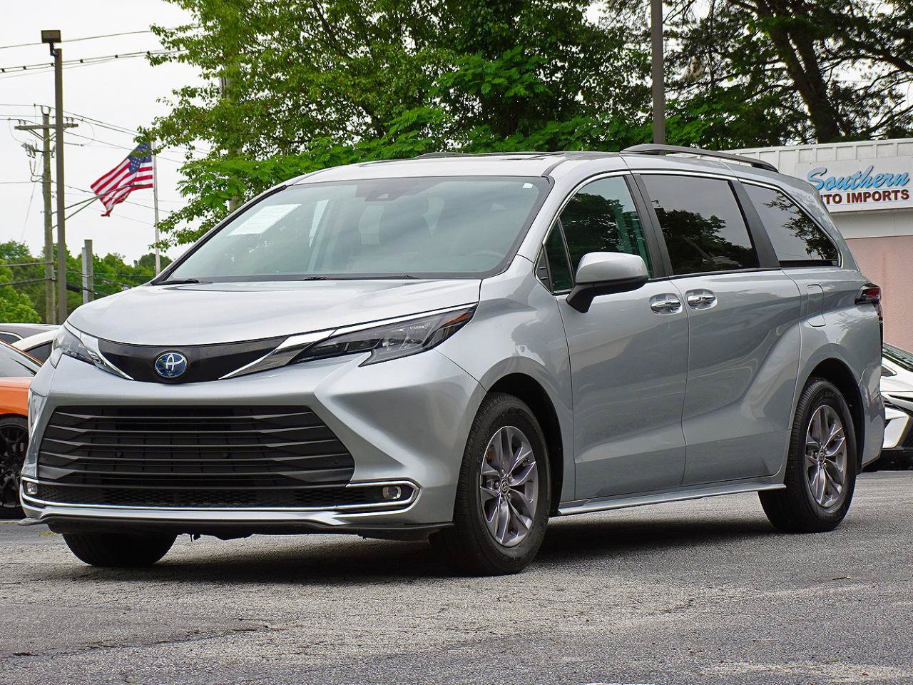 Used 2024 Toyota Sienna XLE FWD image 5