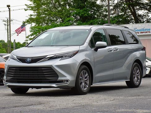 Used 2024 Toyota Sienna XLE FWD image 5