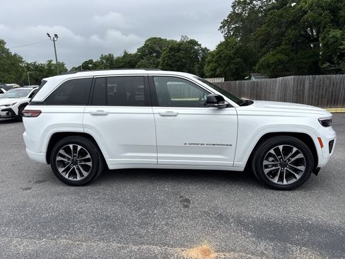 Used 2023 Jeep Grand Cherokee Overland w/ Luxury Tech Group IV AWD/4WD image 3