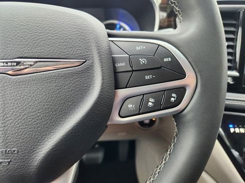 Used 2023 Chrysler Pacifica Limited FWD image 40