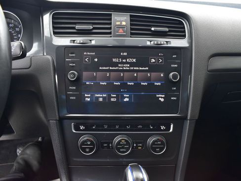 Used 2017 Volkswagen e-Golf SE w/ DC Fast Charging Package image 15