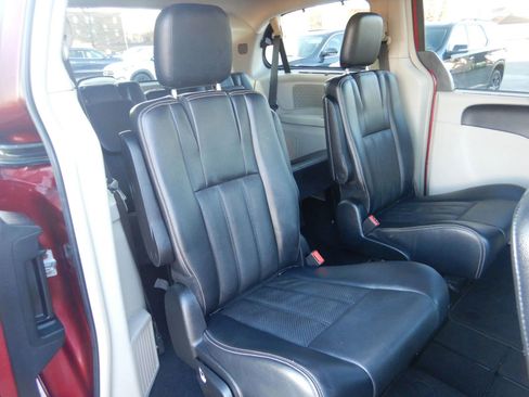 Used 2013 Chrysler Town & Country Touring-L image 23