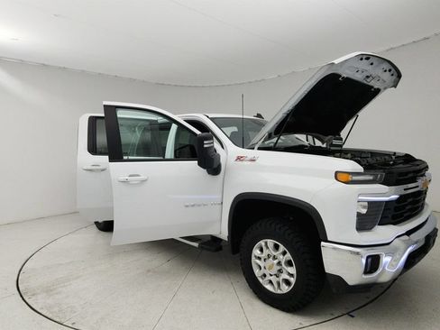 Certified 2024 Chevrolet Silverado 2500 LT AWD/4WD image 9
