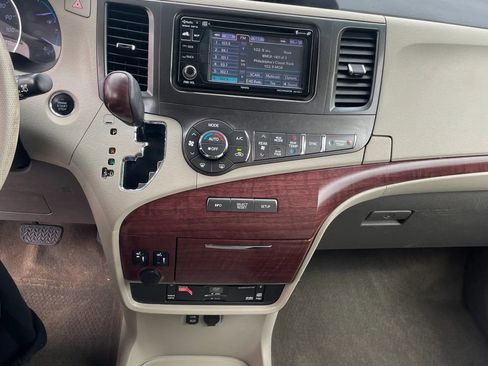 Used 2013 Toyota Sienna XLE w/ Entertainment Pkg image 28