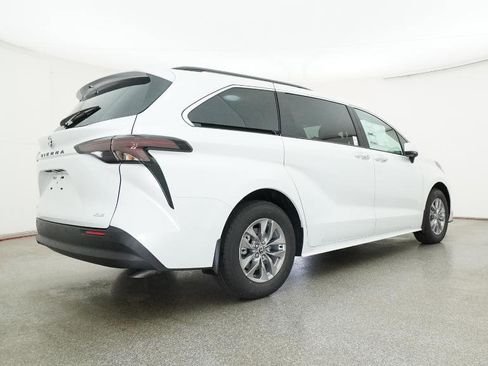 New 2026 Toyota Sienna XLE FWD image 28