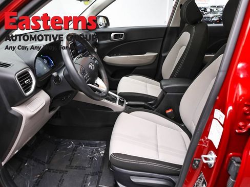 Used 2025 Hyundai Venue SEL FWD image 13
