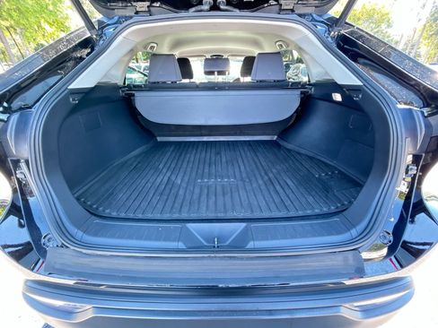 Used 2021 Toyota Venza LE image 32