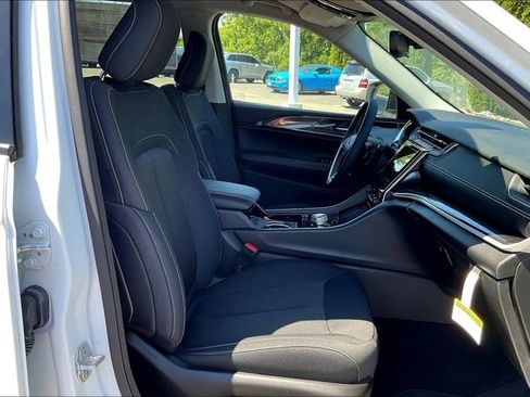 New 2023 Jeep Grand Cherokee L Laredo image 27