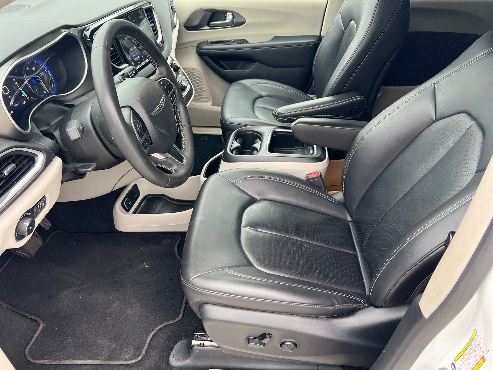 Used 2024 Chrysler Pacifica Touring-L FWD image 12