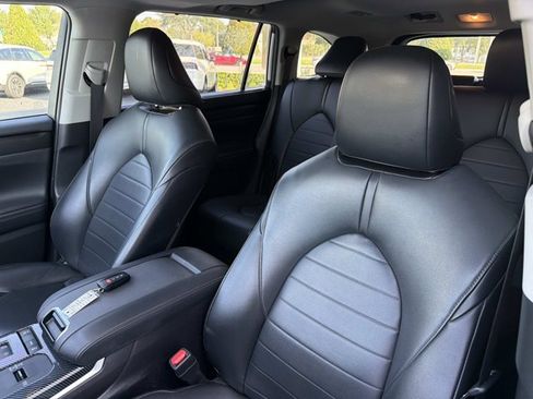 Used 2021 Toyota Highlander XLE FWD image 13
