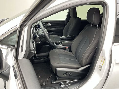 Used 2023 Chrysler Pacifica Touring image 9