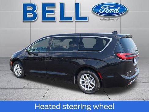 Used 2023 Chrysler Pacifica Touring-L FWD image 6