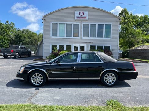 Used 2009 Cadillac DTS w/ Sun And Sound Package FWD image 2