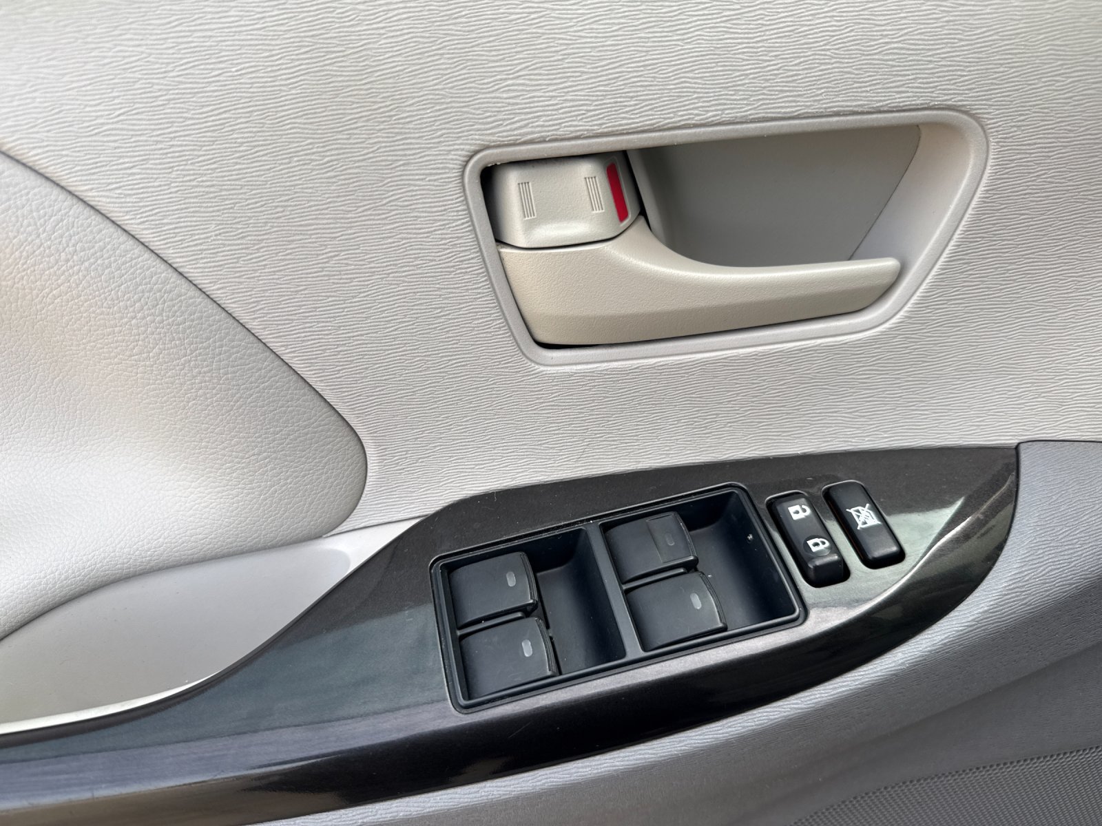 Used 2012 Toyota Sienna LE FWD image 10