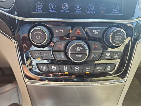 Used 2019 Jeep Grand Cherokee Overland RWD image 14