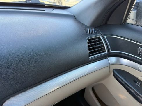 Used 2017 Ford Explorer XLT w/ Equipment Group 202A image 9