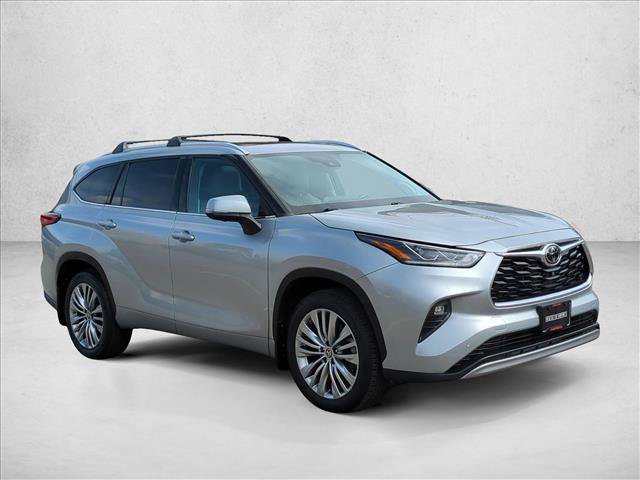 Used 2023 Toyota Highlander Platinum FWD image 3