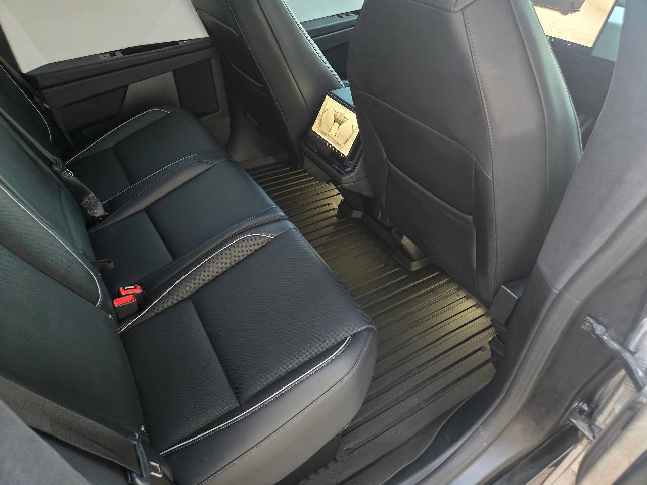 Used 2024 Tesla Cybertruck AWD Crew Cab image 26