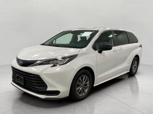 Used 2022 Toyota Sienna LE FWD image 9