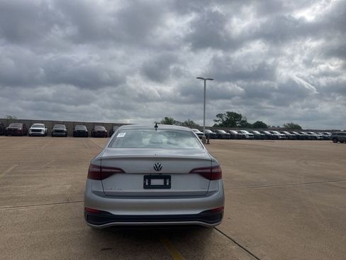 Used 2024 Volkswagen Jetta SE FWD image 18