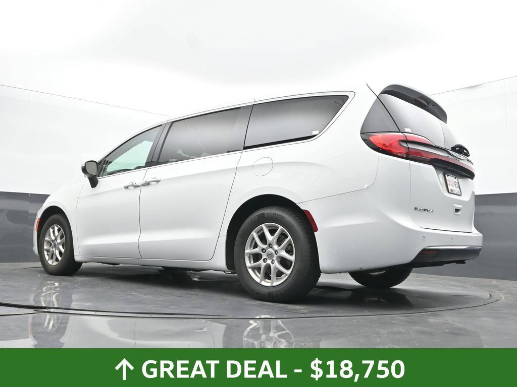 Used 2023 Chrysler Pacifica Touring-L FWD image 48
