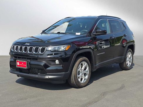 Used 2024 Jeep Compass Latitude AWD/4WD image 7