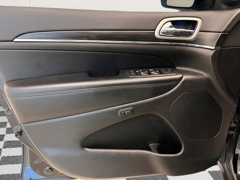 Used 2019 Jeep Grand Cherokee Limited AWD/4WD image 15