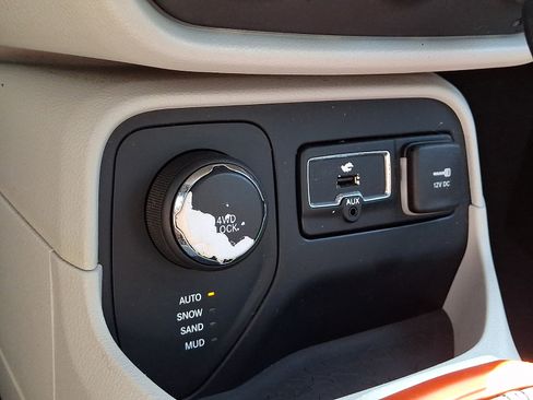 Used 2016 Jeep Renegade Latitude AWD/4WD image 24