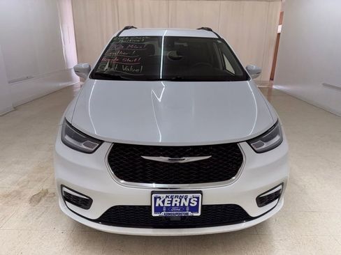 Used 2022 Chrysler Pacifica Touring-L FWD image 10