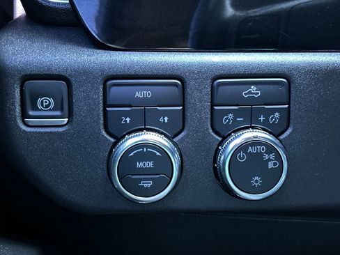 Used 2023 GMC Sierra 1500 SLE image 12