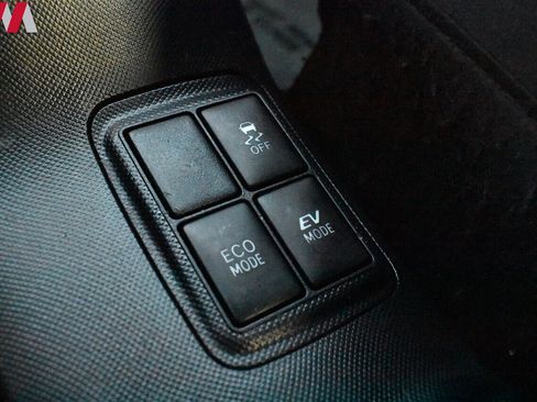 Used 2017 Toyota Prius C One image 25