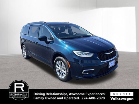 Used 2022 Chrysler Pacifica Touring-L AWD/4WD image 2