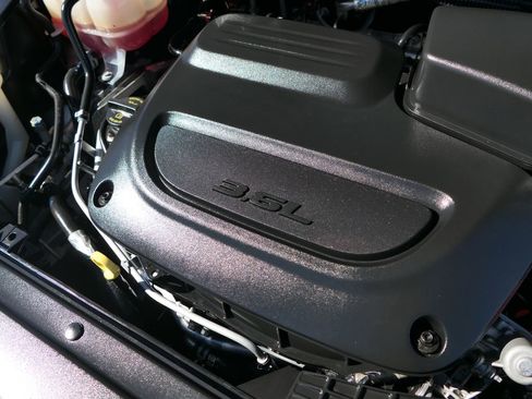 Used 2024 Chrysler Pacifica Touring image 29