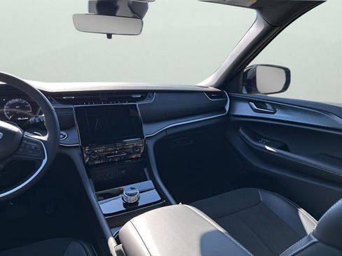 New 2025 Jeep Grand Cherokee Altitude image 23