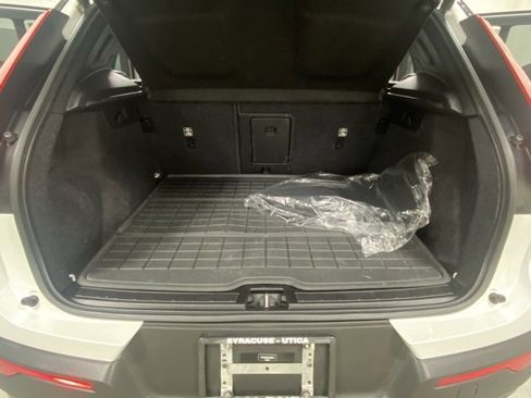 Used 2021 Volvo XC40 T5 R-Design w/ Climate Package image 9