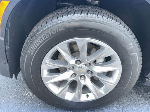 Used 2025 Chevrolet Suburban Premier RWD image 12
